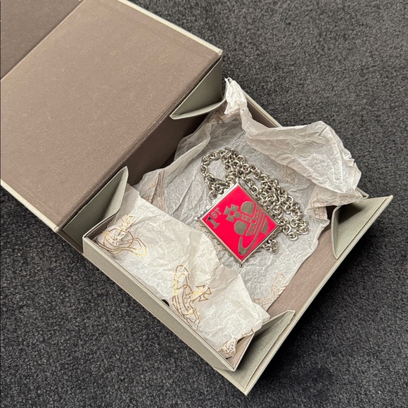 Vivienne Westwood Rare FW11 Runway Stamps long Necklace – RARE - Collector - Picture 7 of 14